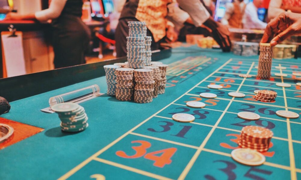 How does an online casino calculate theoretical game return rates?